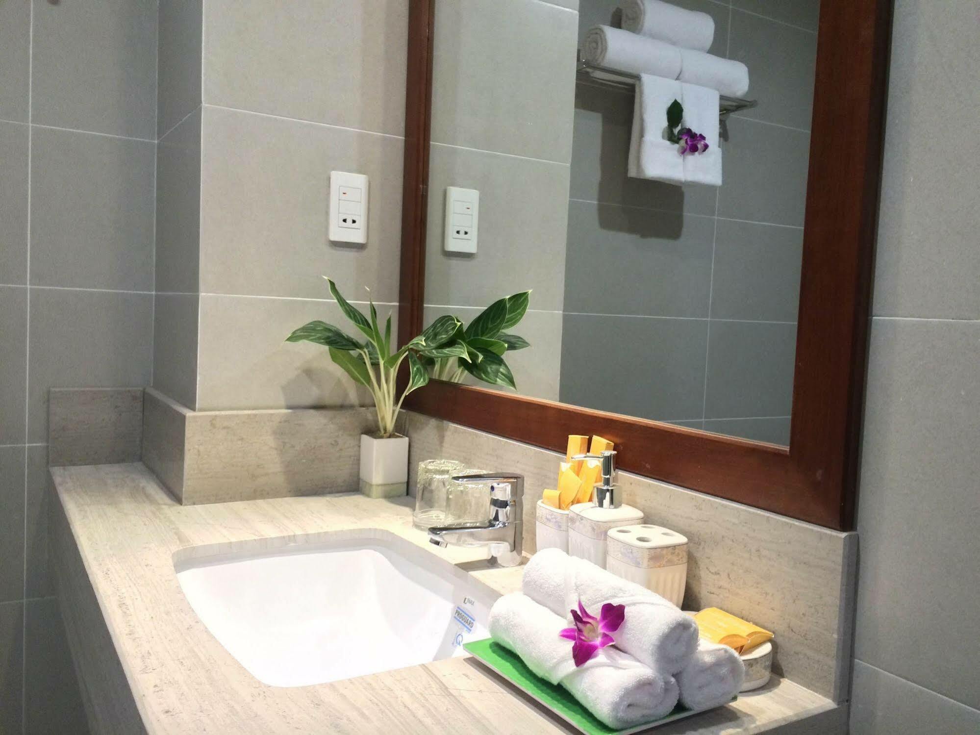 Ocean Flower Hotel Дананг Екстериор снимка